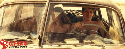 电影在路上，两男一女赤身开车，吓坏老头