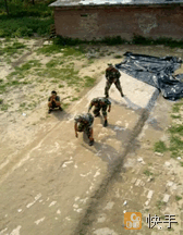 士兵练习三人上高墙