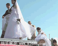 集体婚礼上，有一个很懂事的白色婚纱。。。