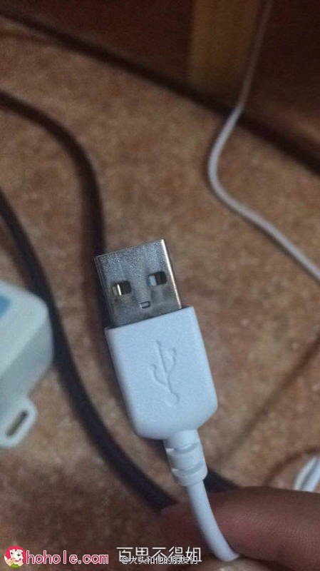 一个娇羞模样的USB插头，看看那小眼神