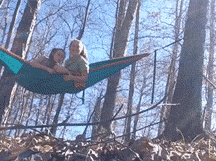 两女玩吊床被树砸头，出去玩可一定要注意安全啊