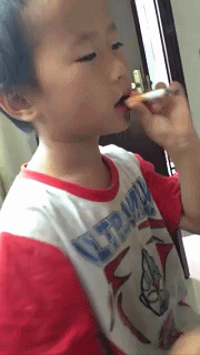 小孩子学抽烟被烫嘴