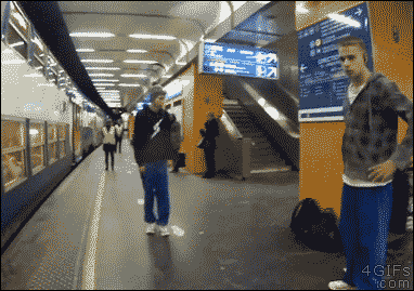 几个小青年地铁站玩耍，一不小心把背包踢下站台