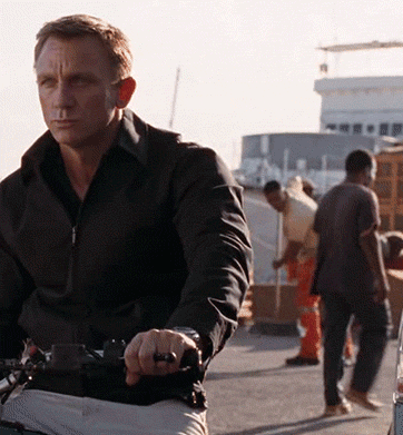 007穿帮镜头：后面扫地的兄弟，你能认真点吗