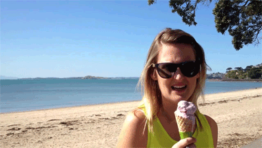 女子海边吃冰激凌被鸟儿加料